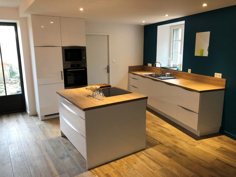 Cuisine sur mesure avec ilot central blanche et bois Saint Hilaire de